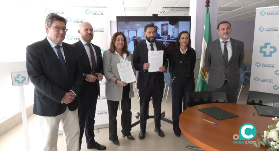 Momento de la firma del convenio entre Junta y Clínicas Pascual.