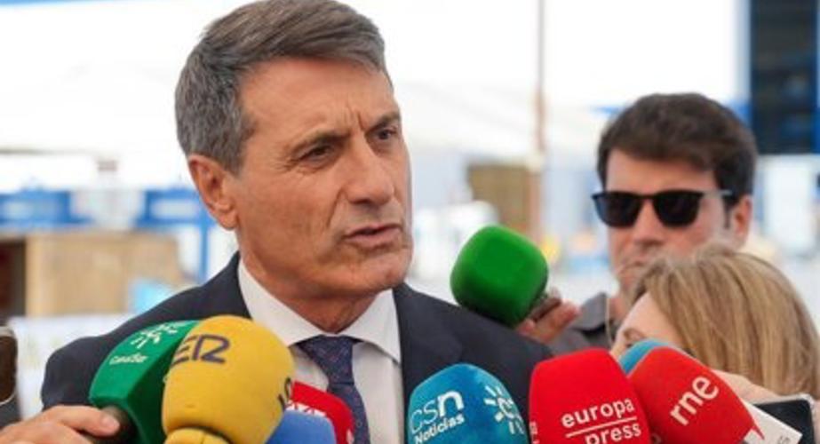  El delegado del Gobierno en Andalucía, Pedro Fernández, en una atención a medios