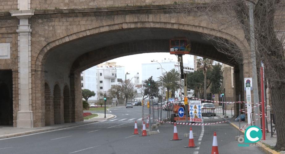 Operarios trabajan en la reparación de Las Puertas de Tierra. 