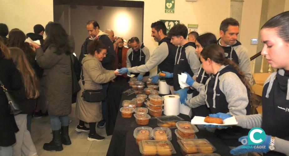 La sede de la Fundación Cajasol acogió la I Torrijada Popular. 