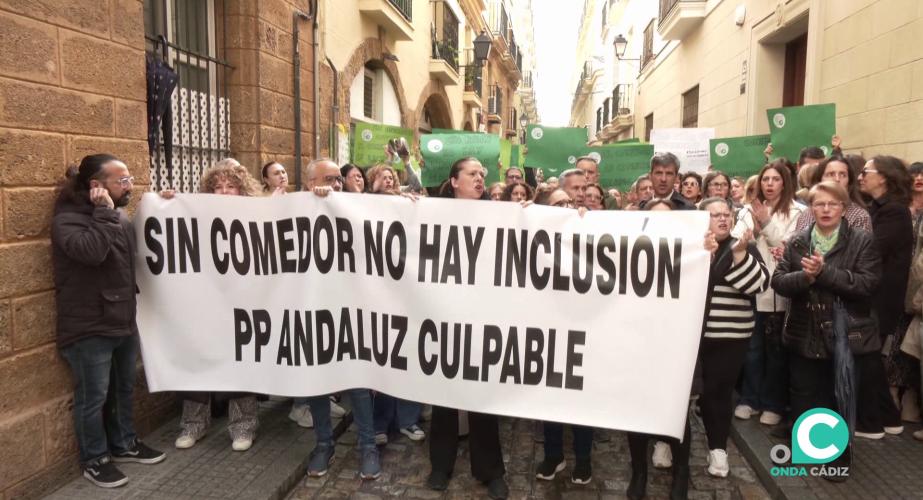 Protesta en la capital gaditana de los padres afectados días atrás