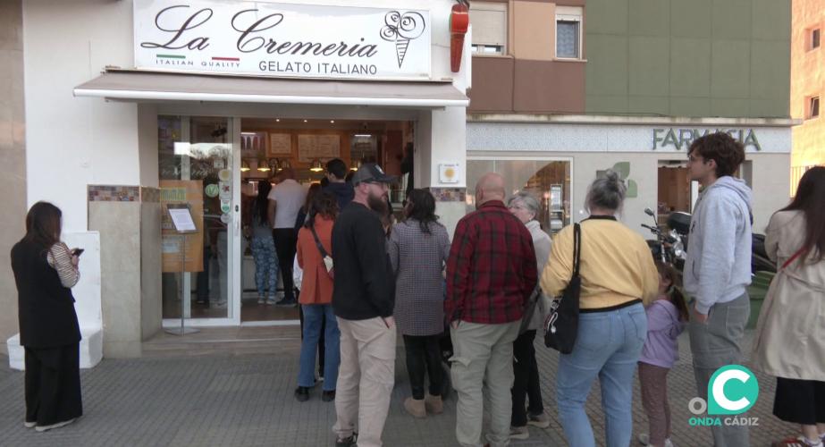 Cola en el establecimiento durante la jornada solidaria