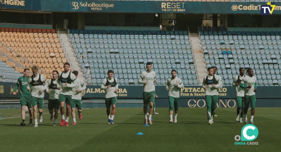 La plantilla ejercitándose en el coliseo cadista sede del próximo compromiso de este sábado