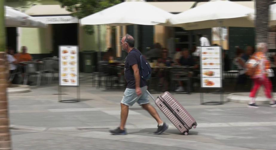 Turista por la plaza de la Catedral