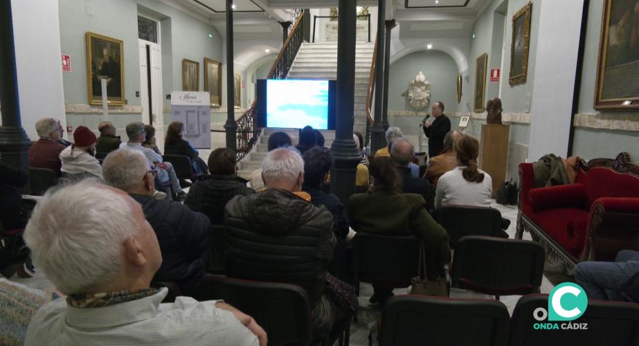 Un momento de la intervención del invitado a la cita en el histórico espacio
