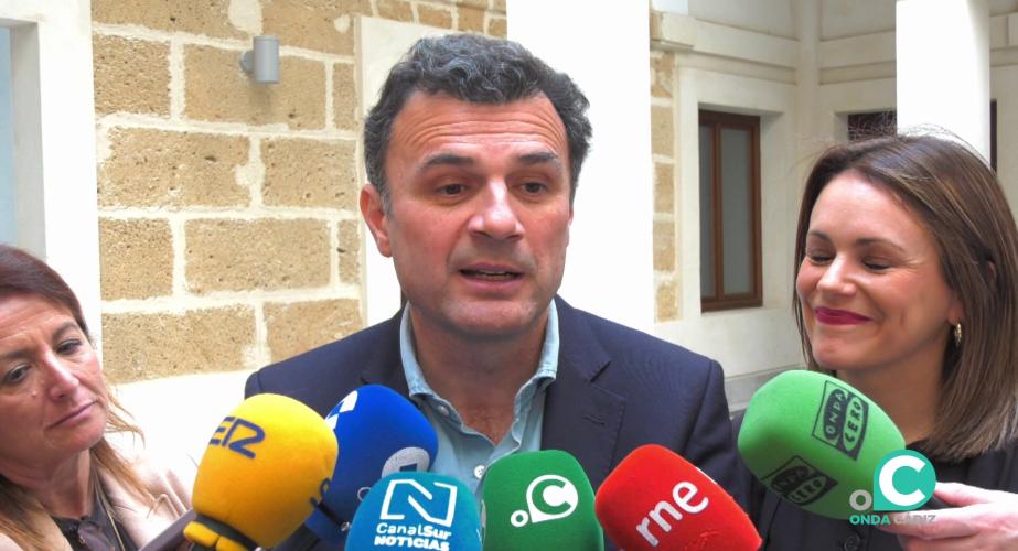 El dirigente interviene ante los medios este martes en la capital gaditana