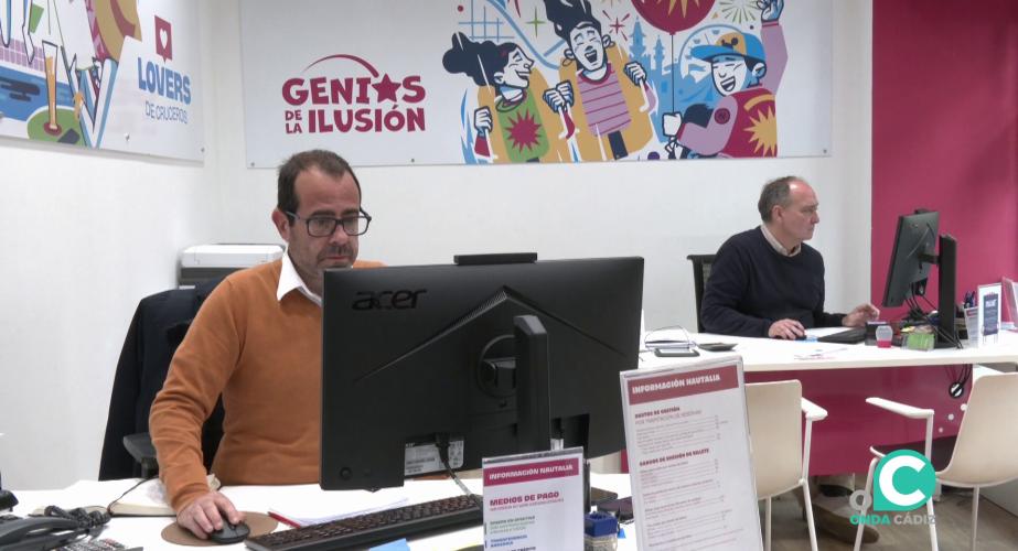 Interior de una oficina de agencia de viajes en la capital gaditana