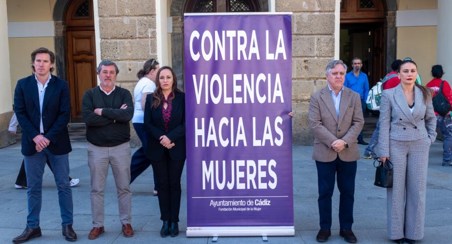 El acto se dispuso ante el Ayuntamiento de la capital gaditana