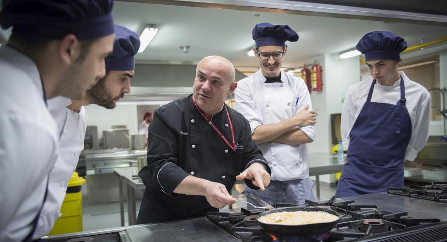 Docente durante una de las clases impartidas 
