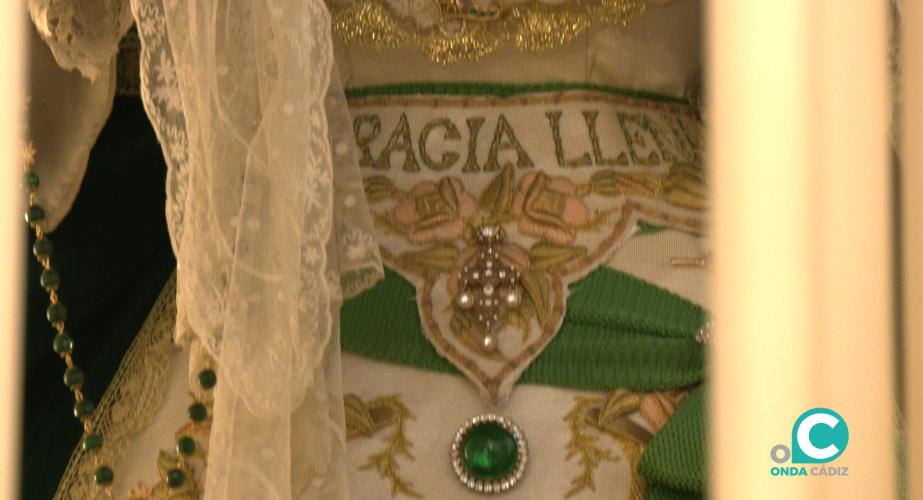 Detalles del bordado de la vestimenta de la Virgen de Gracia y Esperanza 