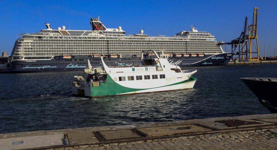 Imagen de archivo del catamarán navegando en aguas del muelle de la capital gaditana