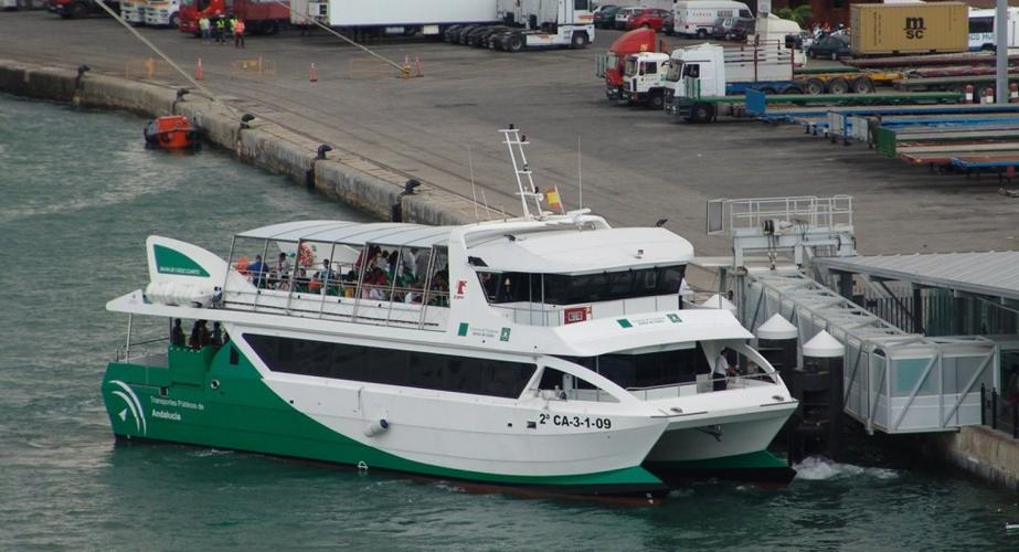 Un catamarán del servicio que transita por la Bahía de Cádiz en una imagen de archivo