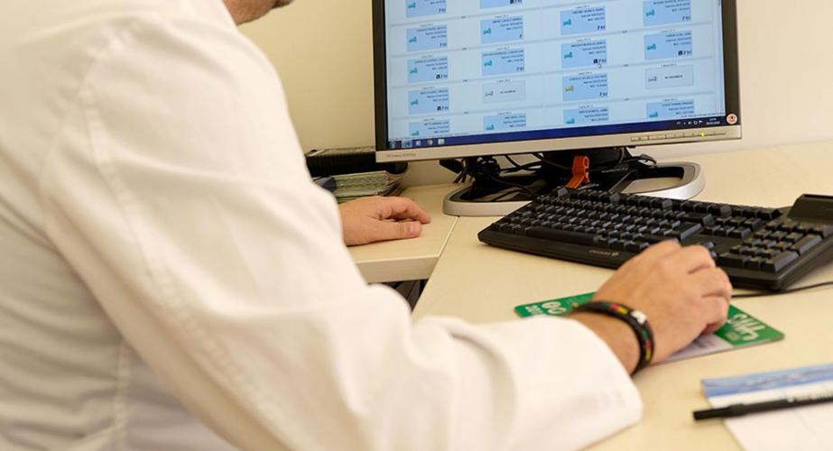 Imagen de archivo de un facultativo de atención primaria en consulta