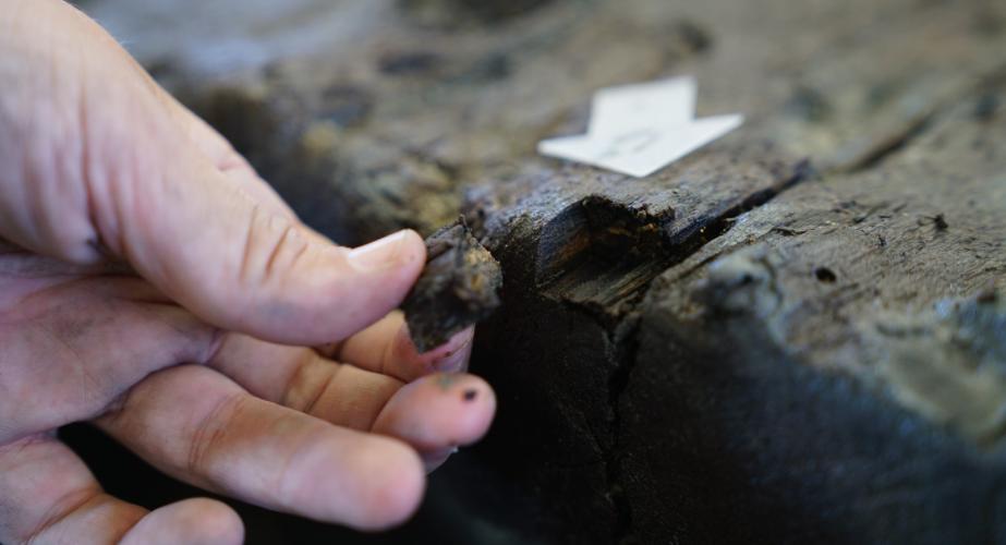 Marcas en las piezas de madera que explican un trabajo especializado en los astilleros locales