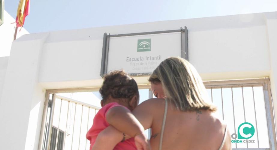 Una madre accede acon su hija a una escuela en Cádiz en una imagen de archivo
