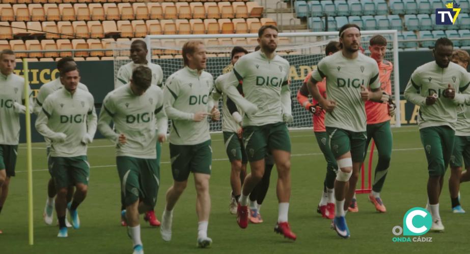 La plantilla cadista durante la sesión de trabajo de este jueves 