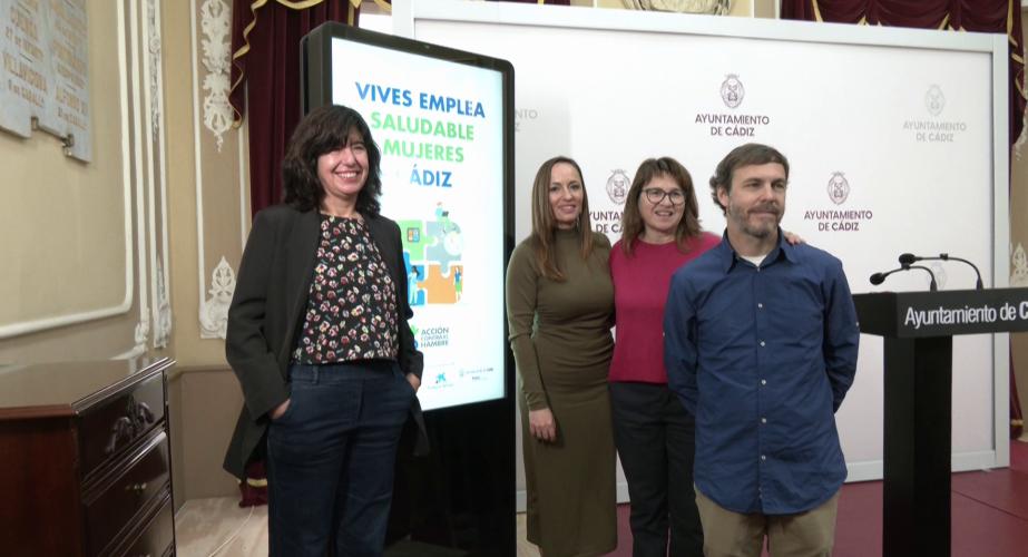 Autoridades y responsables en el acto celebrado este lunes en el Ayuntamiento de Cádiz 