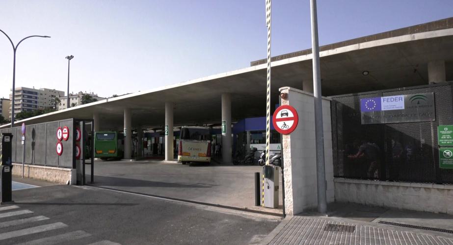 Entrada de la estación de autobuses de la capital gaditana