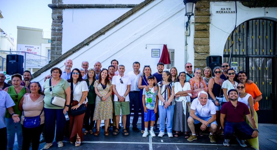 Foto de familia en la Plazuela Enrique Carril 