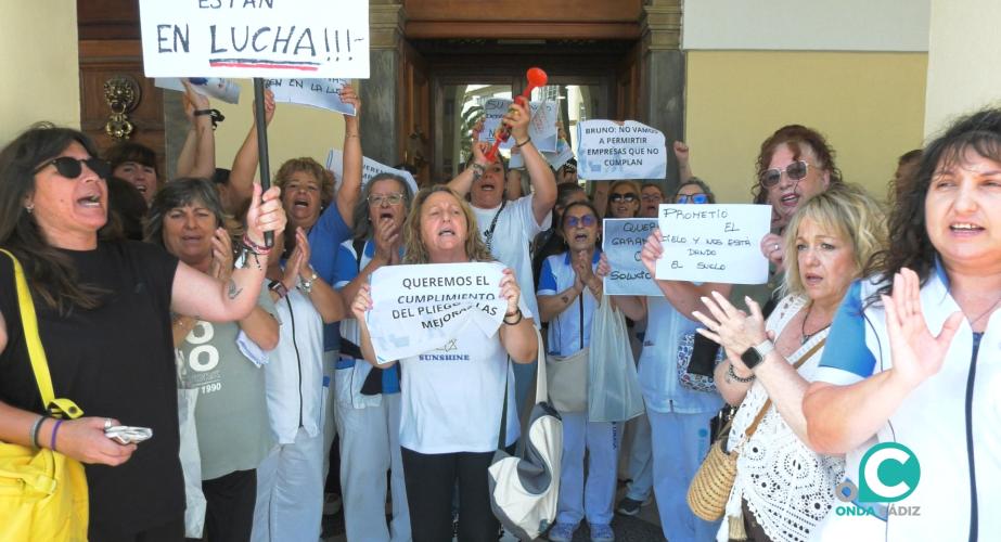 La plantilla de limpieza se ha movilizado este jueves a las puertas del Ayuntamiento.
