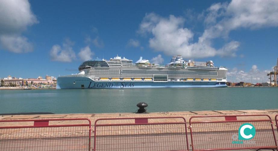 El Legend of the seas atracado en el Muelle 