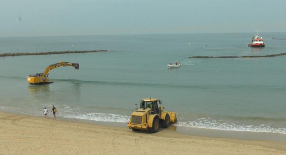 La regeneración de Santa María da comienzo con la instalación de la tubería flotante.