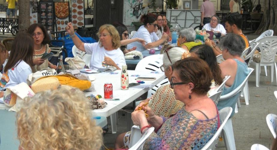 Cádiz celebra el Día de tejer en público.
