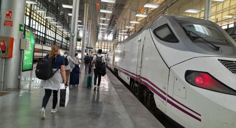 Pasajeros a punto de tomar el tren Alvia en la estación de Cádiz