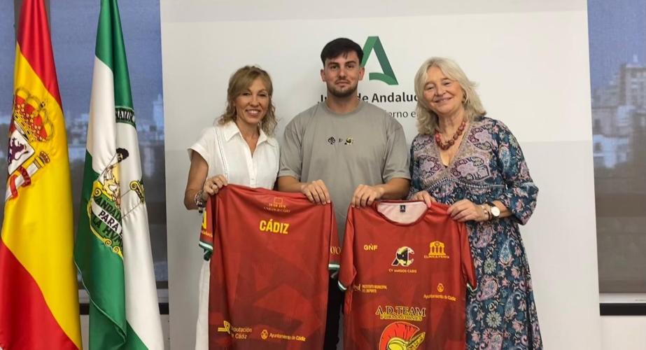 Autoridades y representantes de la entidad deportiva durante el acto