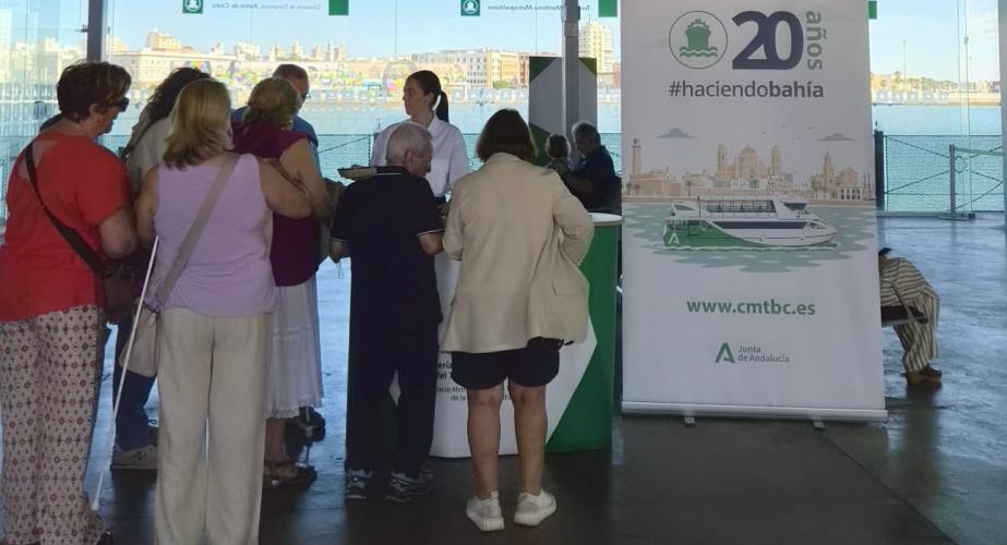 La Junta celebra los 20 años de funcionamiento del servicio marítimo de transporte en la Bahía.
