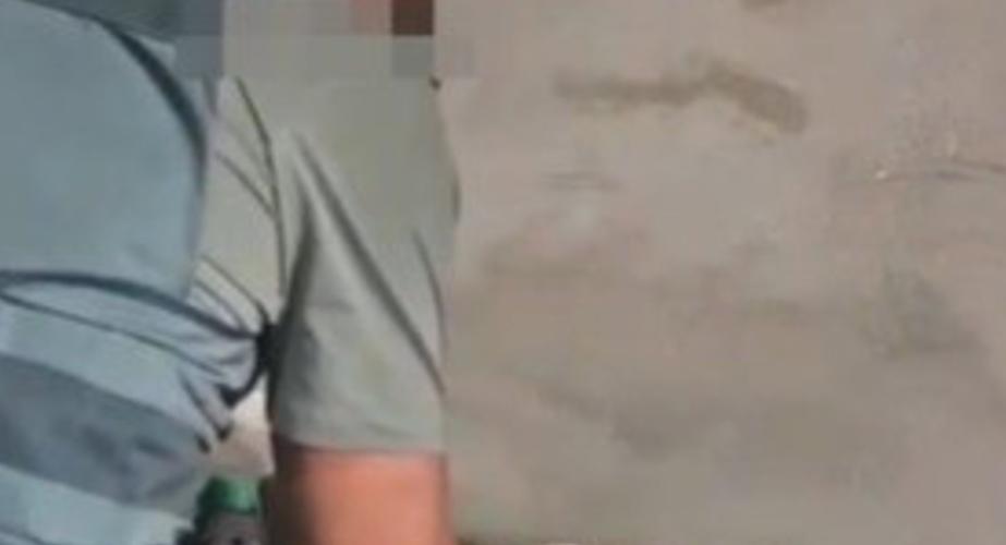 Un agente de la Guardia Civil contando dinero hallado en uno de los registros de la Sierra.