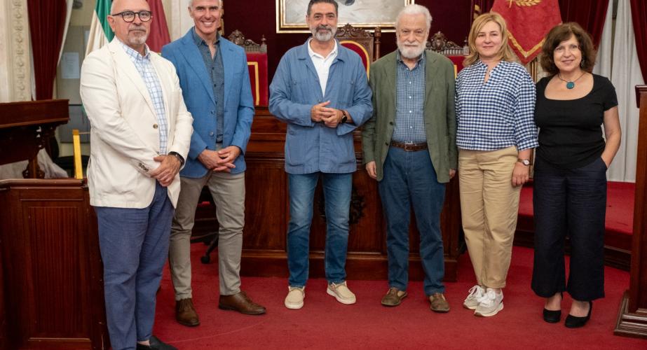 Los protagonistas tras el acto celebrado en el Ayuntamiento