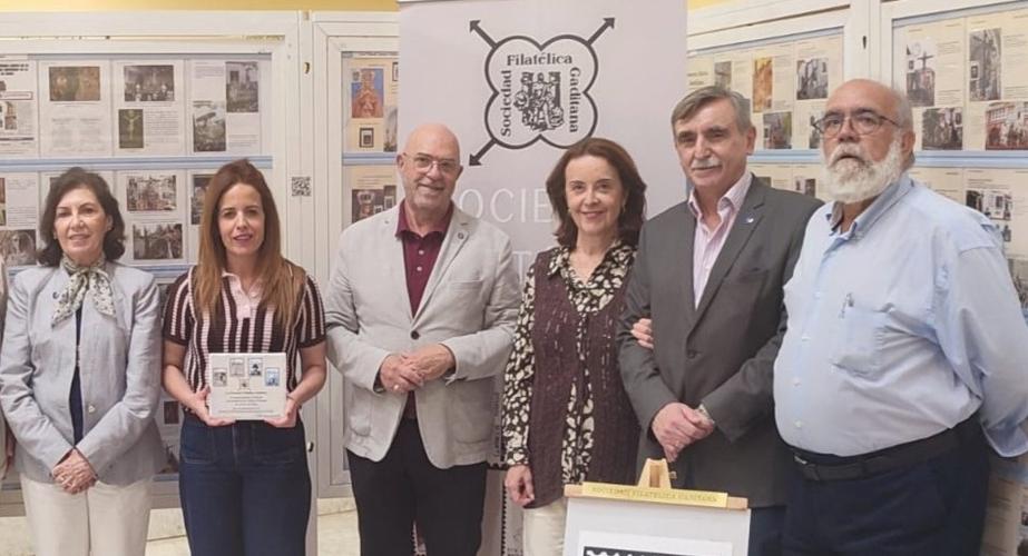 Representantes de Correos y de la Sociedad Filatélica Gaditana en un acto en la oficina de Cádiz