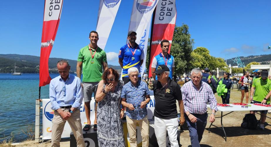  A la izquierda, Enrique Valenzuela tras recibir la medalla de plata en la prueba estrella de la competición.