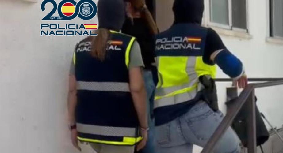 Agentes en el momento de la intervención en la localidad gaditana