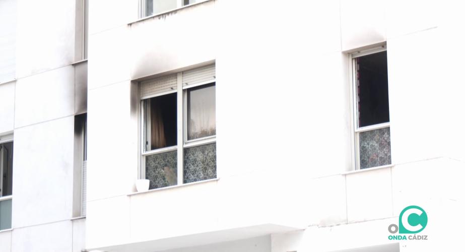 Efectos del fuego en las ventanas del edficio siniestrado