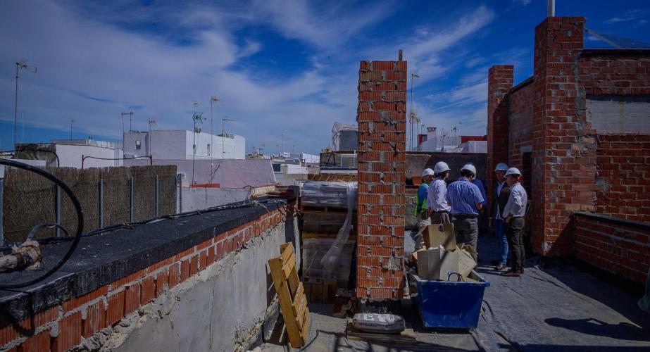 El alcalde y su equipo durante la visita a las obras de la calle Soledad. 