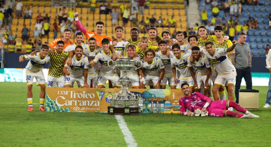 La UD Las Palmas posa con el Trofeo de campeón (Foto: UD Las Palmas)