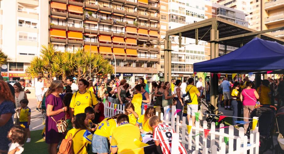 Los más pequeños pudieron realizarse tatuajes temporales del Cádiz CF o banderas de papel