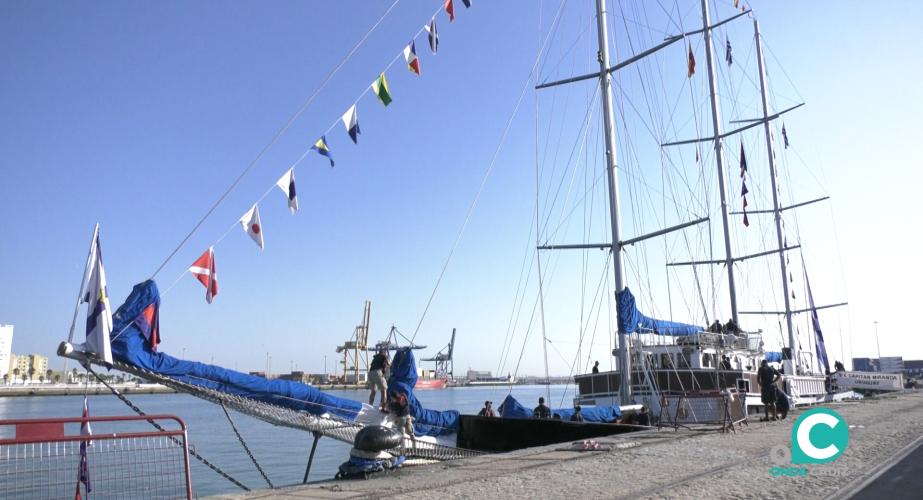Imagen del buque en el muelle Reina Victoria 