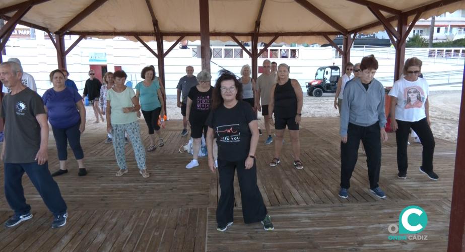 Una de las clases de Tai-Chi en la Playa Victoria 