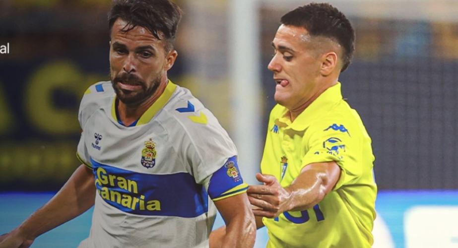 Izeta y Kirian en una acción del encuentro (Foto: UD Las Palmas)
