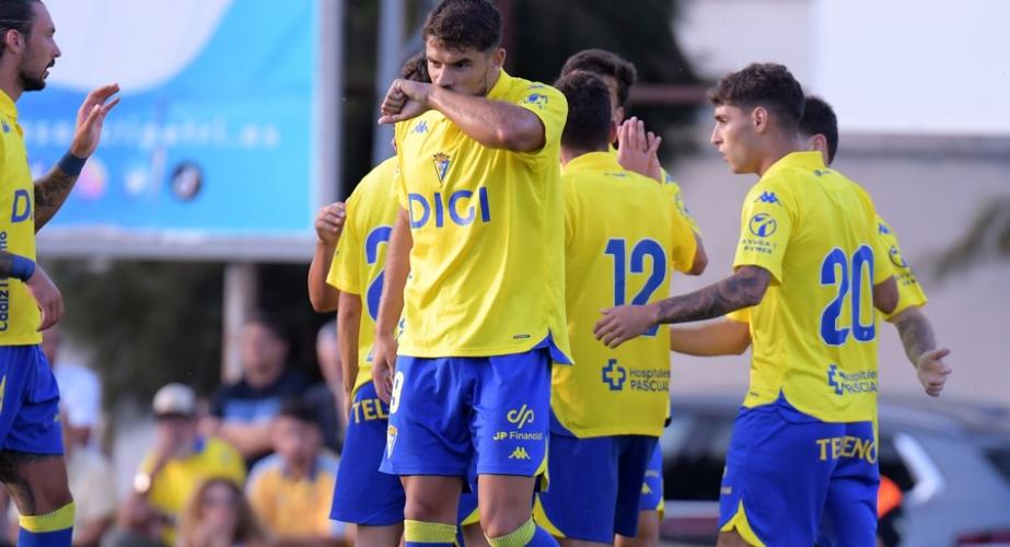 Álvaro García Pascual celebra el primer tanto (Foto: Cádiz CF)