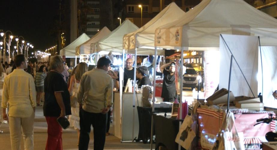 Los comercios de extramuros sacan sus productos a la calle.