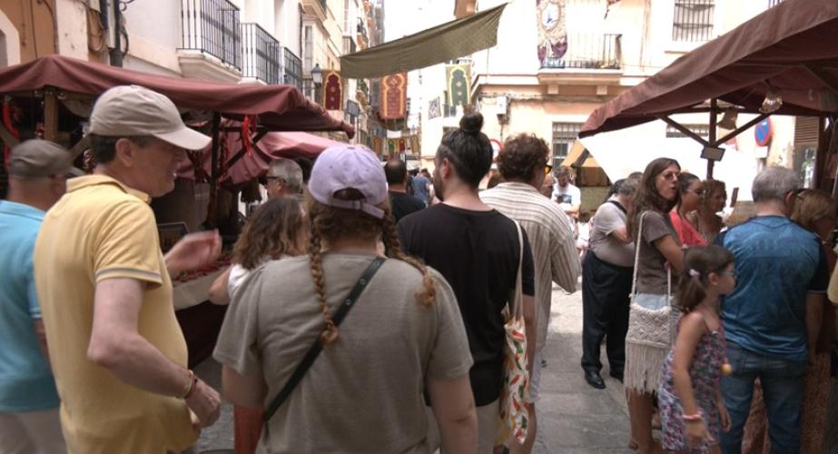 El mercado andalusí recibi un aluvión de público en la mañana del sábado.