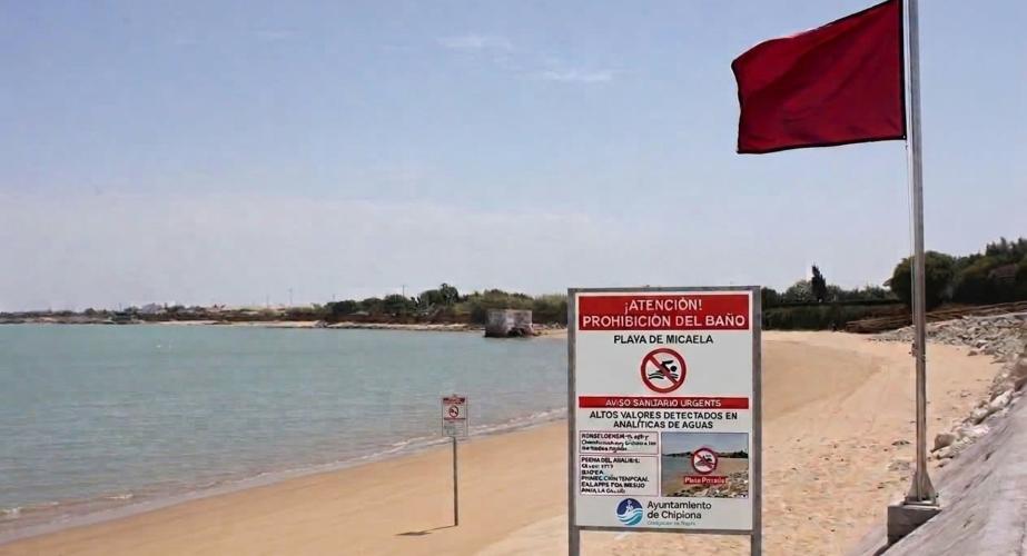 Playa de Micaela en Chipiona con bandera roja tras detectarse bacterias en el agua