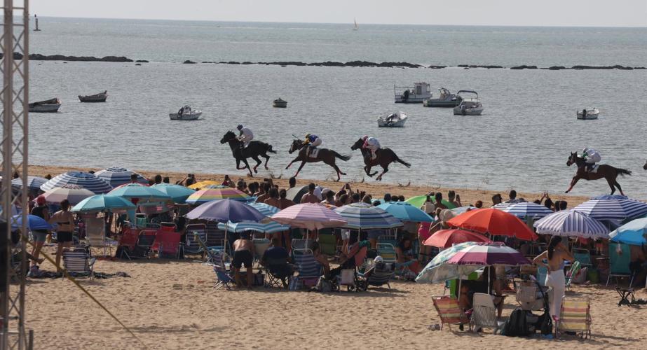 Las pruebas atraen a numeroso público en  la playa de la Pileta durante elverano