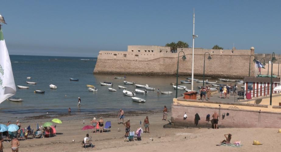 La playa de la Caleta y la Catedral son los enclaves turísticos que los gaditanos más recomiendan a los visitantes.