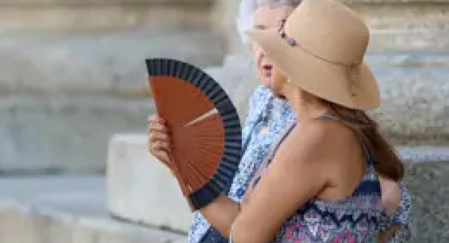 Una mujer se abanica durante la pasada ola de calor