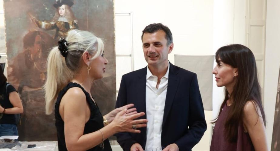 La consejera de Cultura, Patrimonio Histórico y Deporte, Patricia del Pozo con el retrato ecuestre del monarca al fondo
